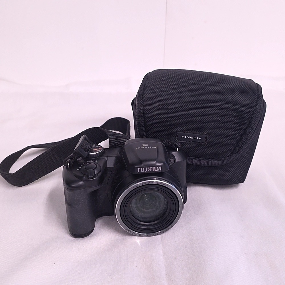 Fujifilm FinePix S8630 Digital Camera Black 36x Zoom 16MP HD Video Bundle Works
